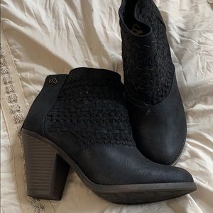 Short black boots